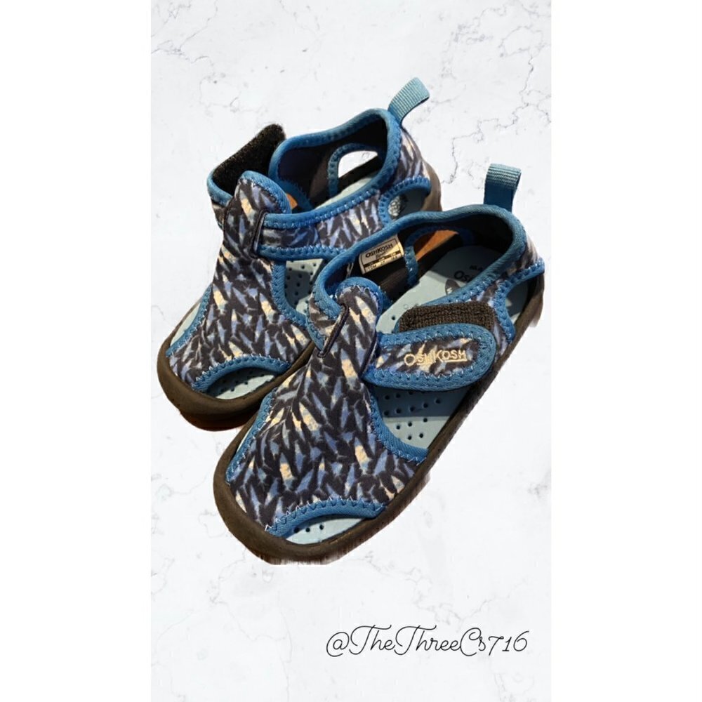 Kids size 10 OshKosh Water Shoes Blue